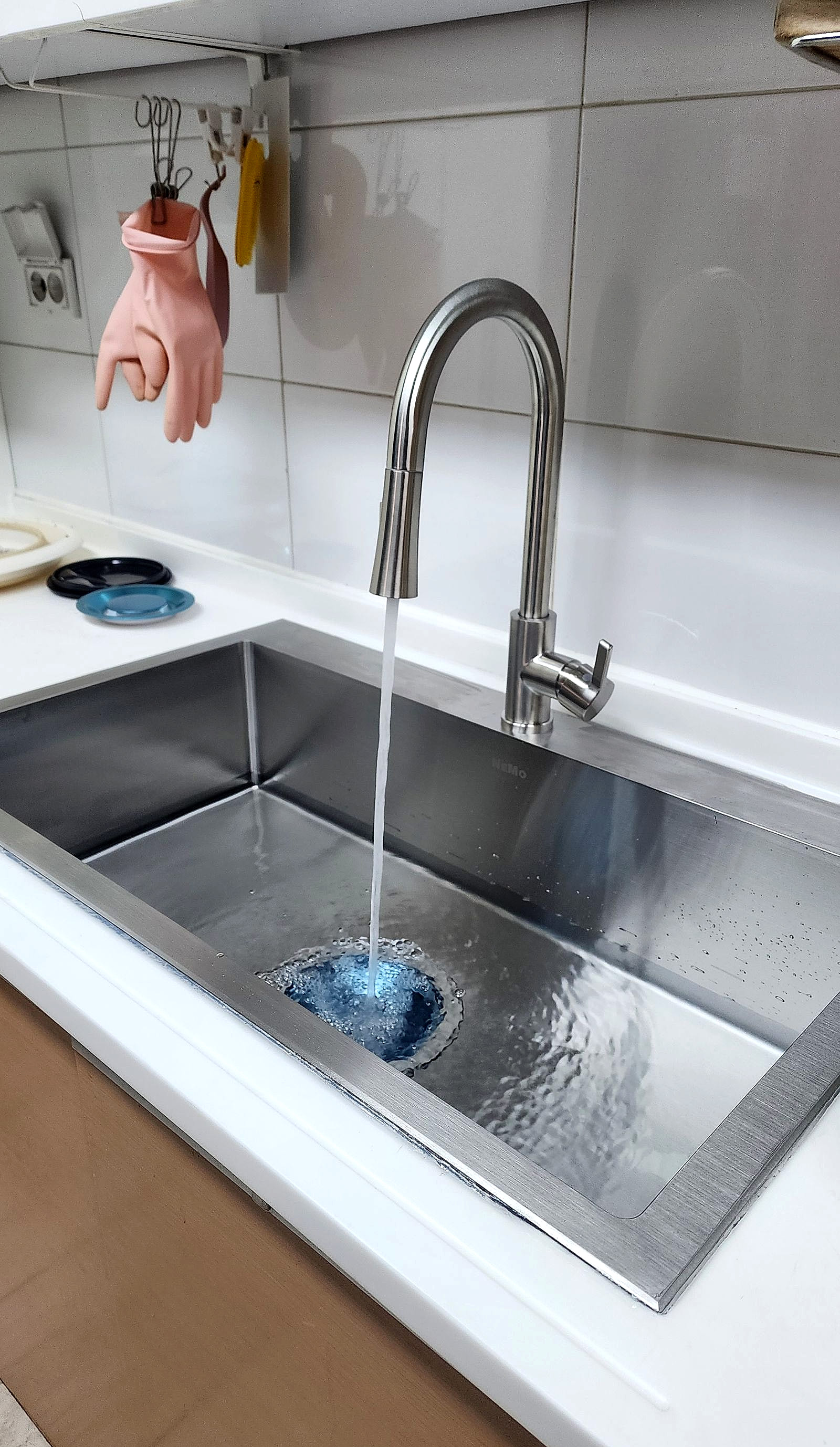 물을 틀어 물 빠짐과 하부 누수를 2~3회 체크.