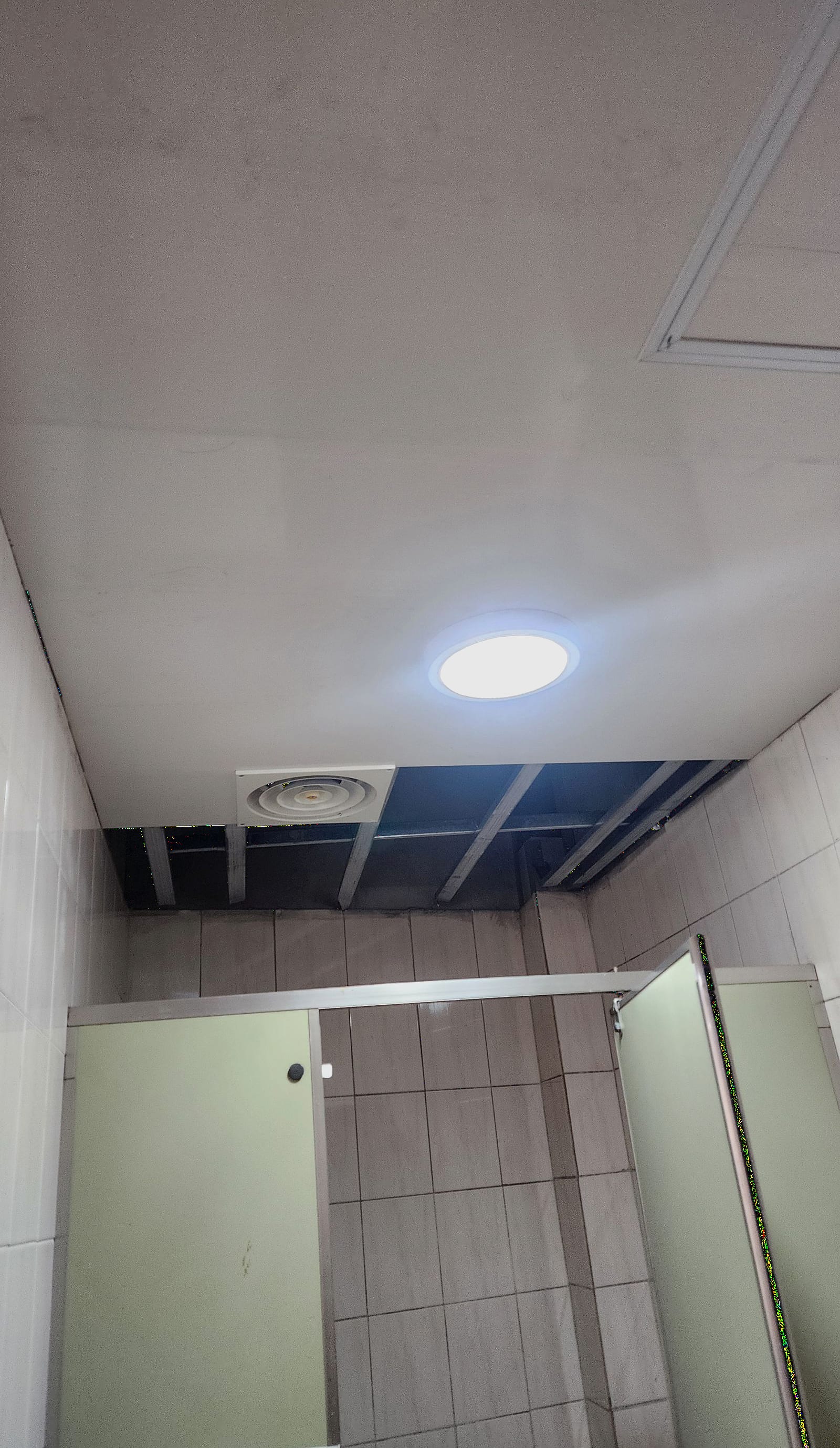 리빙보드를 재단해 한 장씩 올리는 중. 원형 LED·신형 환풍기도 자리에 맞춰 설치합니다. 2