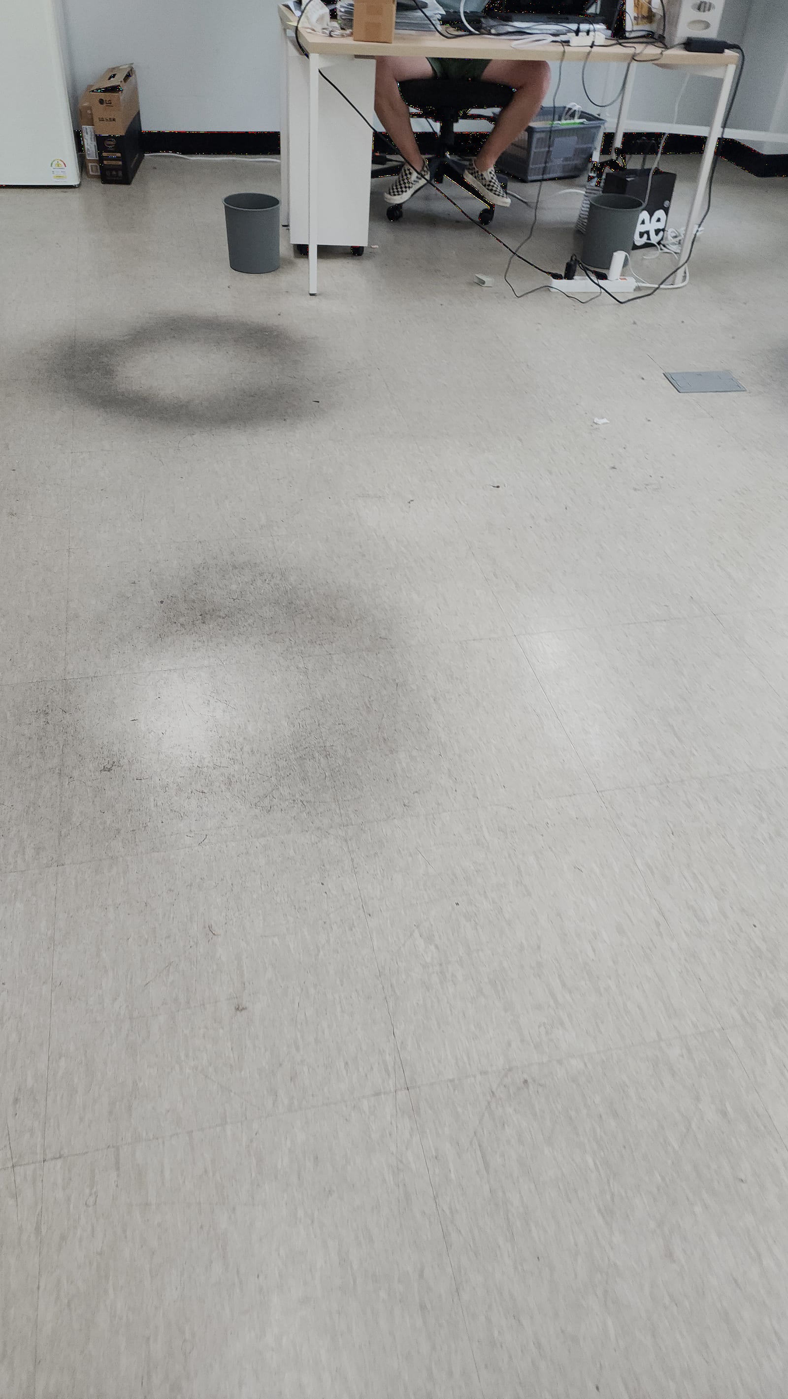 사람이 많이 밟는 곳에 생기는 찌든 때 자국.