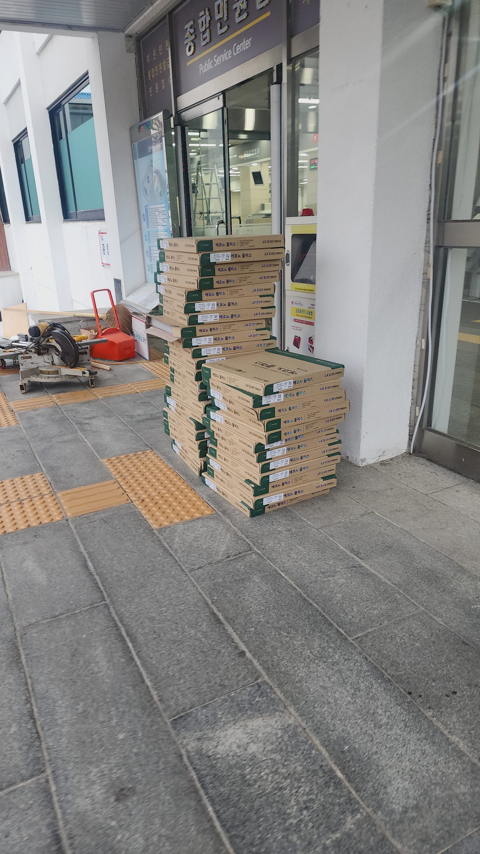 준비한 데코타일 자재와 현장 — 복도엔 점자블록·코너가 많습니다.