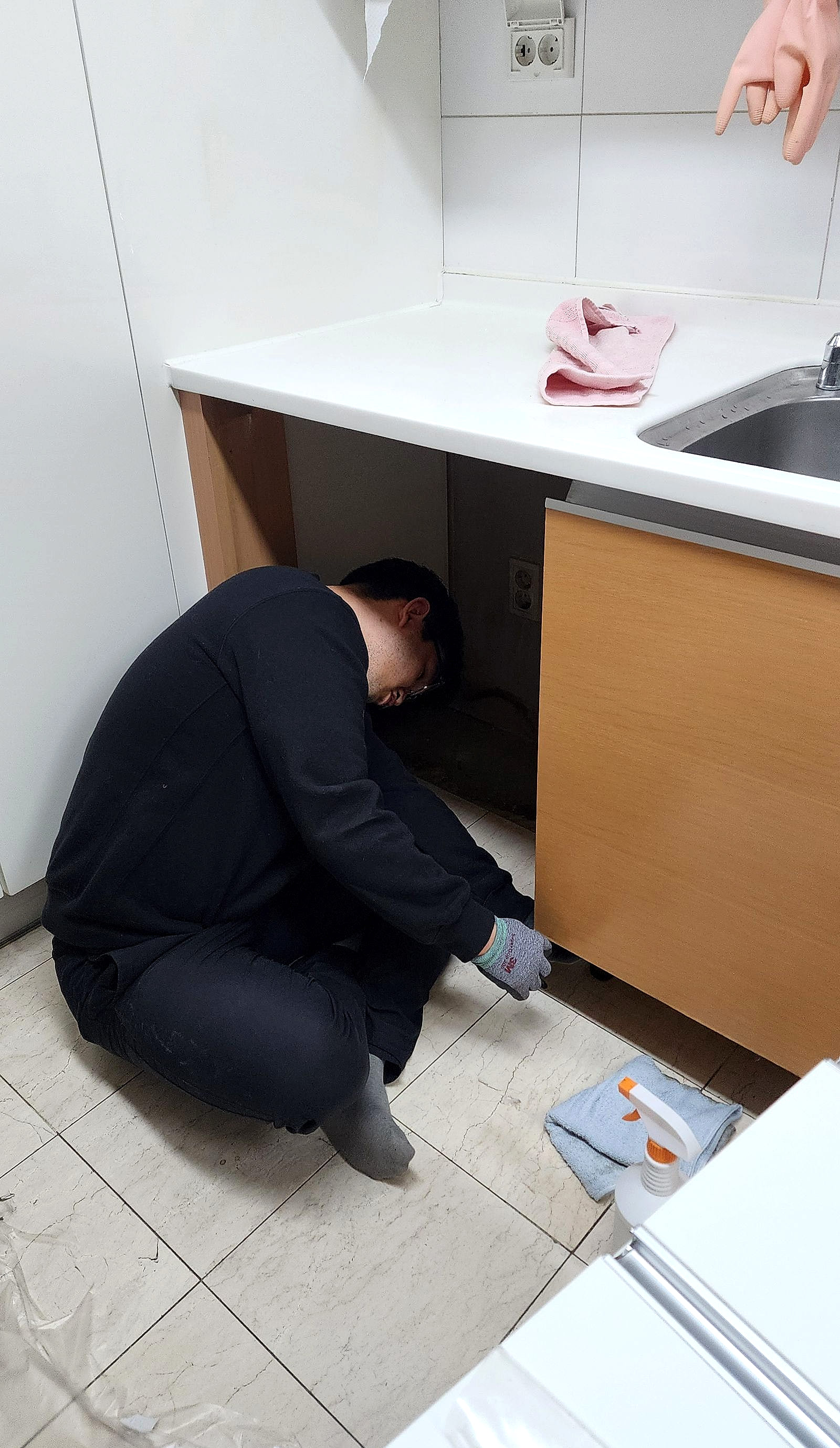 철거 후 드러난 묵은 때를 전용 세제로 깨끗이 청소. 2