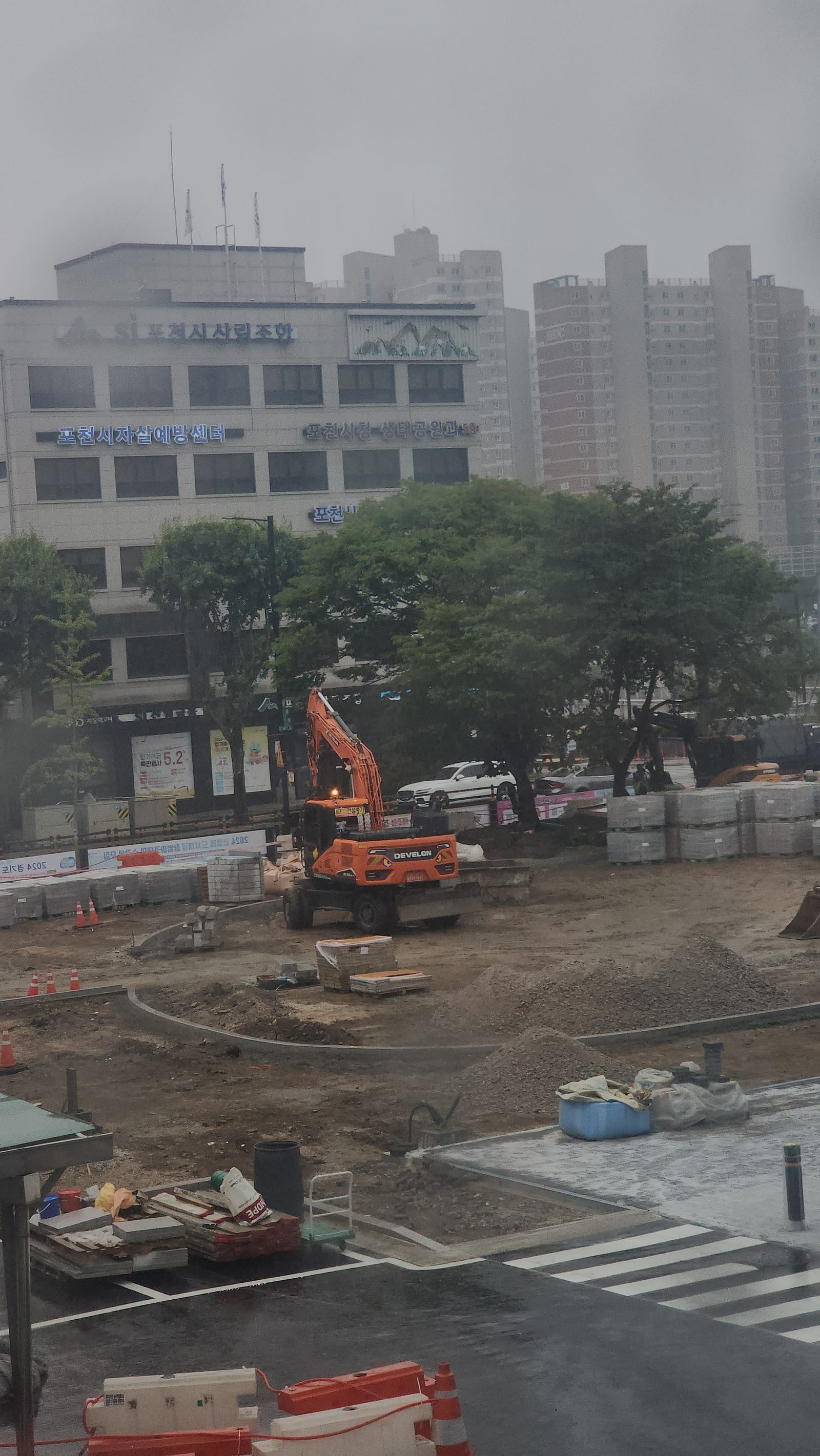 대형 현장 — 걷어낸 자재와 깔아야 할 블럭이 쌓여 있습니다.