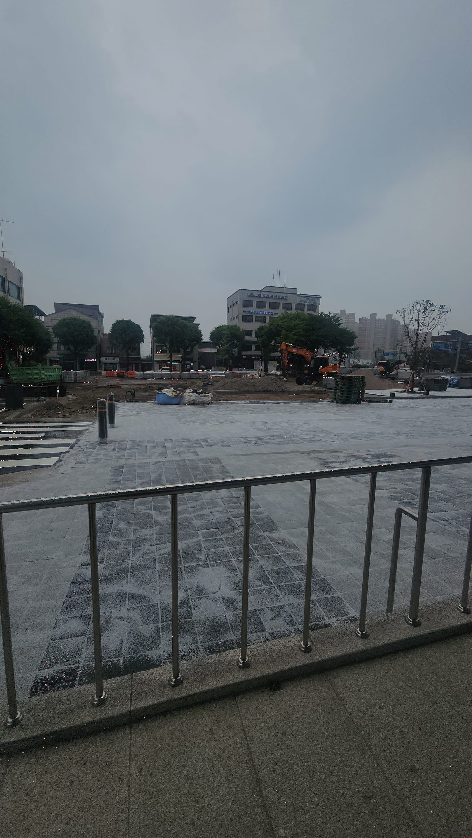 사이드 구간 먼저 완공 — 난간 라인까지 깔끔하게.