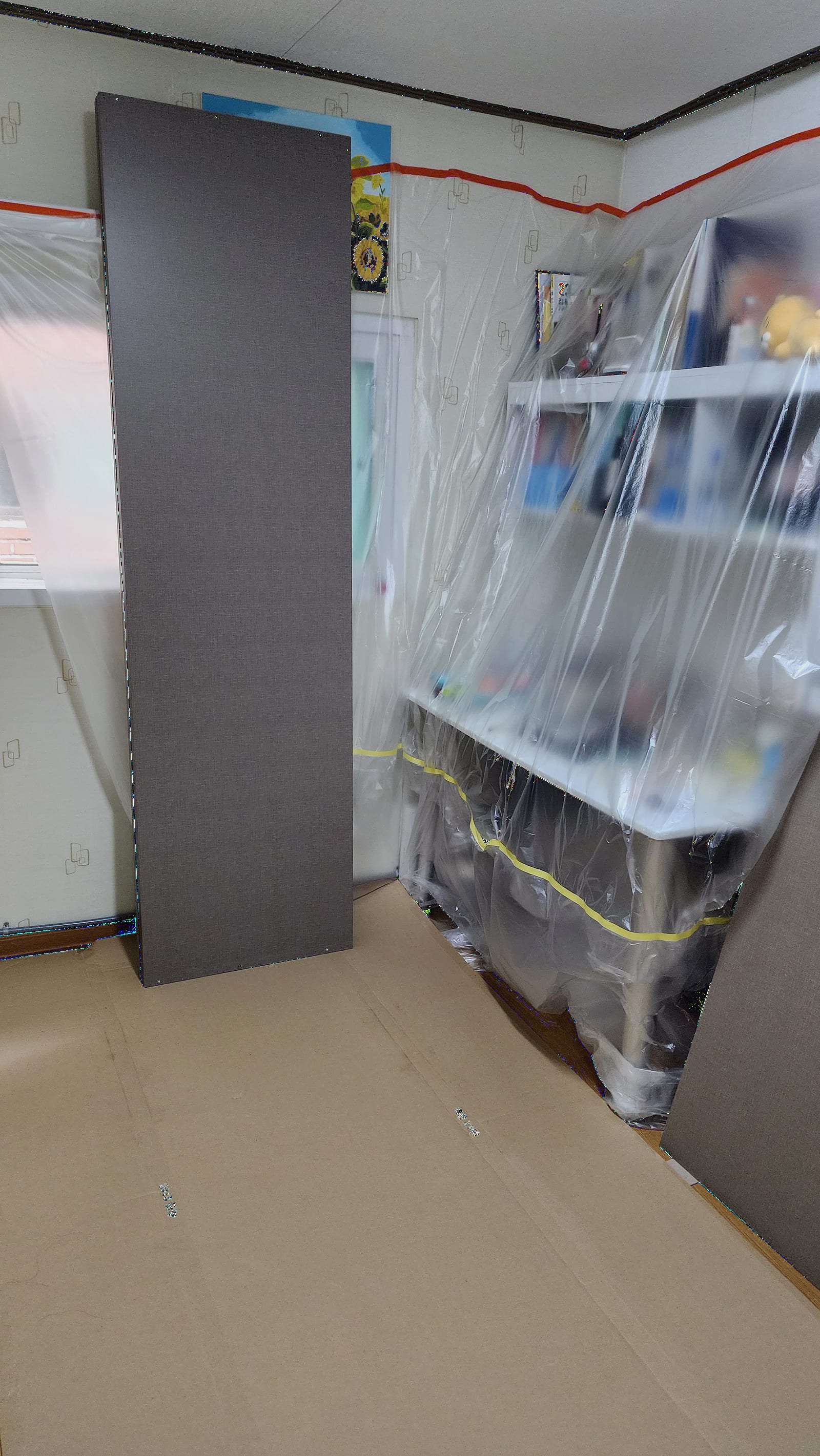 판재를 분리해 반입 — 밑판·옆판·윗판·뒷판이 따로입니다.